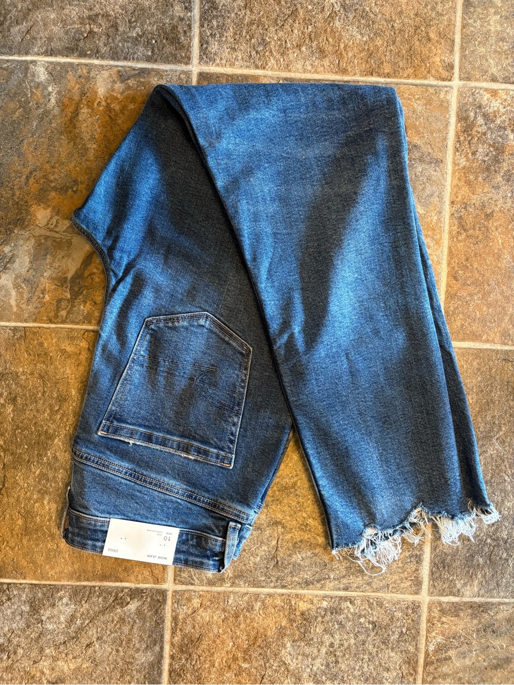 Women’s AE mom Jeans with Frayed Hem size 10 long, super high rise NWT